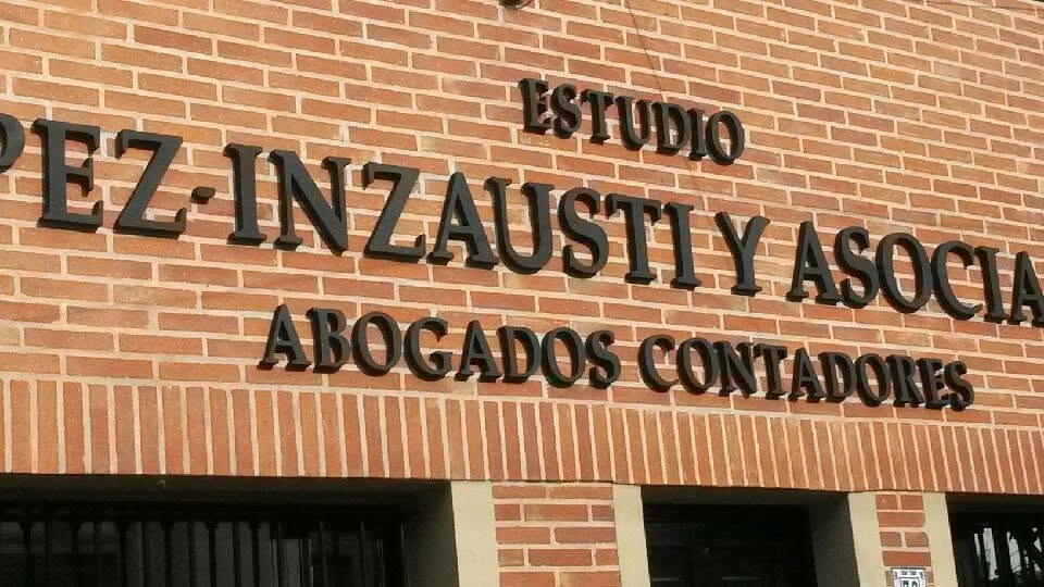 Trabajo realizado · Cartelería corpórea