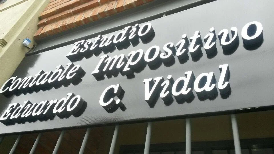Trabajo realizado · Cartelería corpórea